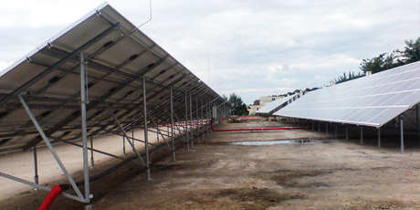 Instalace fotovoltaických panelů.