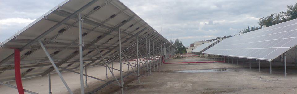 Instalace fotovoltaických panelů.